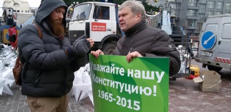 В Москве полиция задержала лидера партии «Яблоко» Сергея Митрохина
