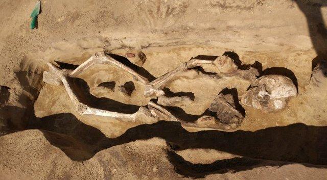 В Великобритании найден древний скелет с камнем на месте языка