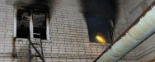 Во время пожара в саратовской многоэтажке погиб человек