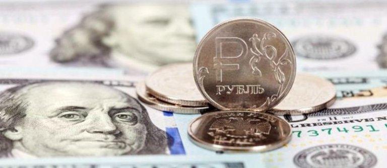 Официальный курс рубля снова снизился к доллару и евро