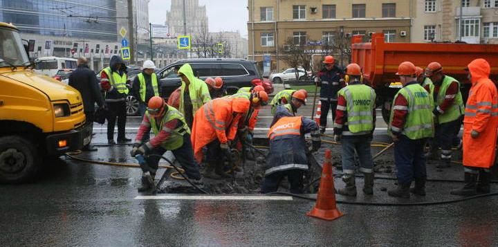 В Москве на Новом Арбате из-за провала грунта образовалась пробка