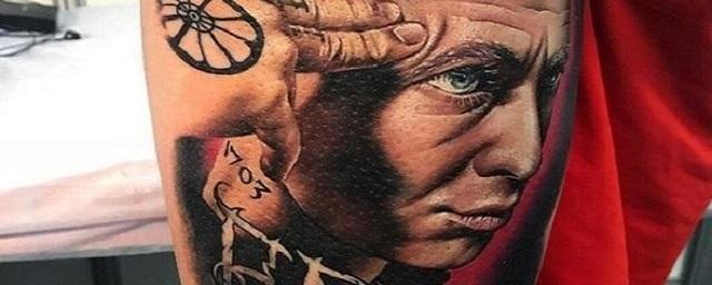 На фестивале в Воронеже парень сделал тату с портретом Oxxxymiron