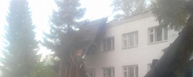 В Башкирии ветер сорвал крышу с общежития колледжа