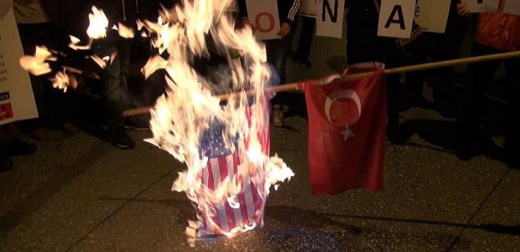 В центре Афин греки сожгли турецкий и американский флаги