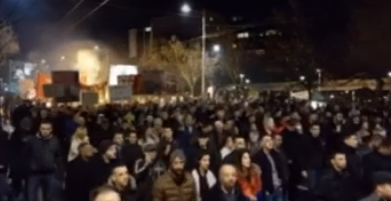 В Белграде десятки тысяч людей вышли на акцию протеста против плана Запада по Косово