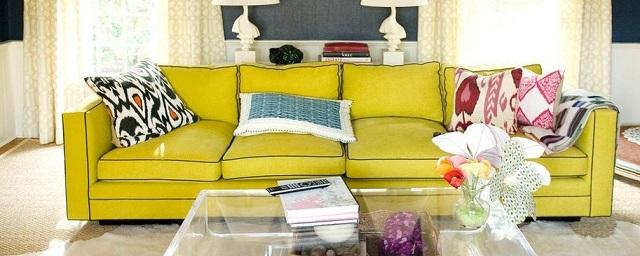 Яркий диван в дизайне интерьера комнаты
