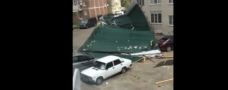 В Ставрополе ветер сорвал крышу жилой пятиэтажки