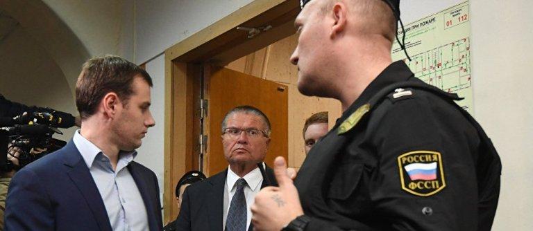Суд оставил Алексея Улюкаева под домашним арестом
