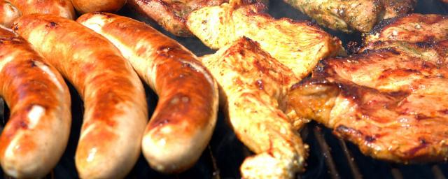 Мясопереработчики просят правительство одобрить рост цен на колбасы