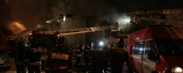 В Москве на складе произошел пожар площадью 1000 кв. м