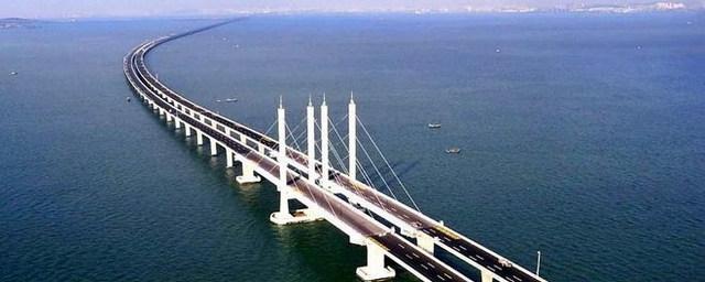 Строители асфальтируют последние участки Крымского моста