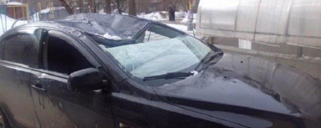 В центре Воронежа упавшая глыба льда серьезно повредила иномарку