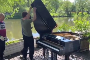 На набережную в парке Победы в Белгороде снова поставили рояль