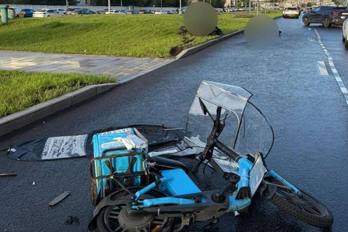 На Ходынском бульваре мотоциклист и пассажир погибли после столкновения с велосипедом курьера