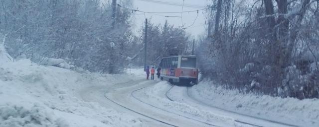 В Перми рабочие устраняют последствия схода трамвая №7 с рельсов