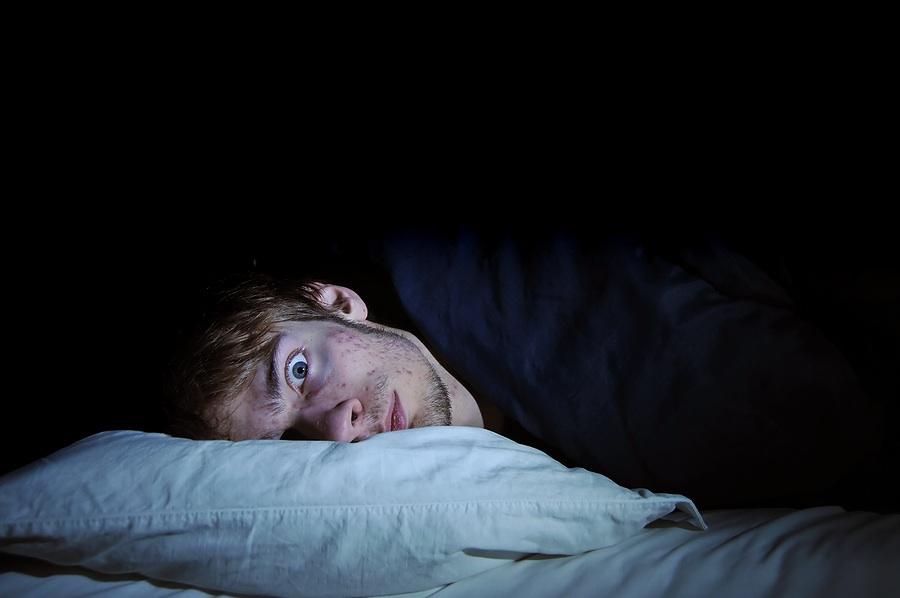 Ученые рассказали, почему трудно уснуть на новом месте