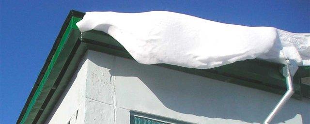 В Барнауле на 6-летнего ребенка с крыши поликлиники упала снежная масса