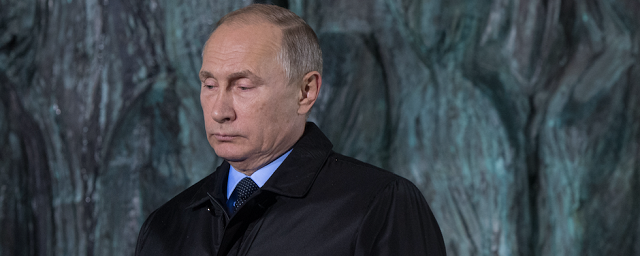 Владимир Путин возложил цветы к монументу «Рубежный камень»