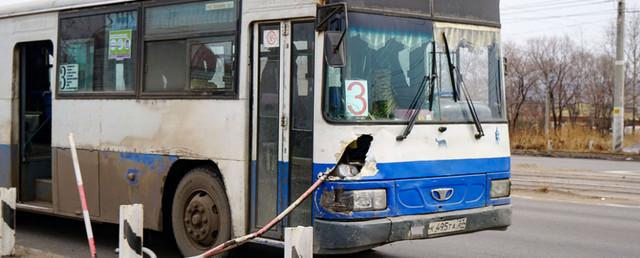 В Комсомольске шлагбаум проткнул корпус автобуса и ранил пассажира