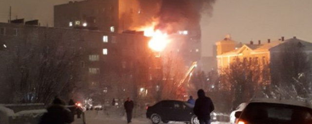 В Мурманске в жилом доме произошли взрыв газа и пожар