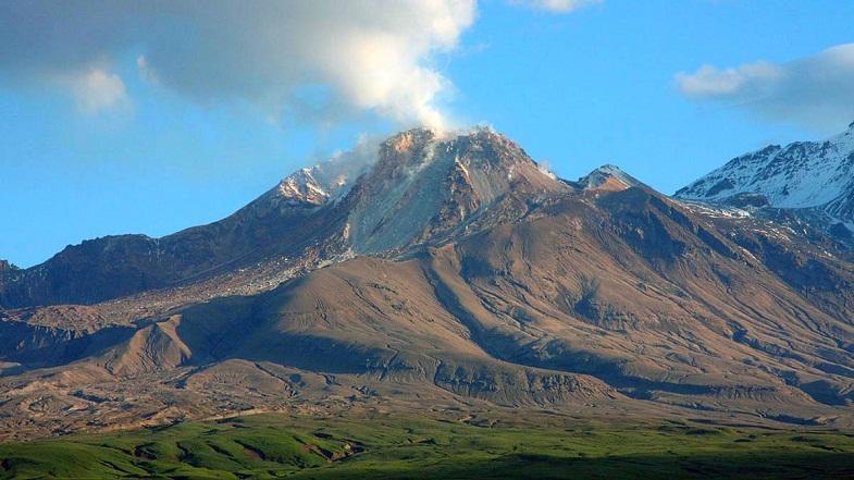 Вулкан Шивелуч на Камчатке выбросил столб пепла высотой 12 километров
