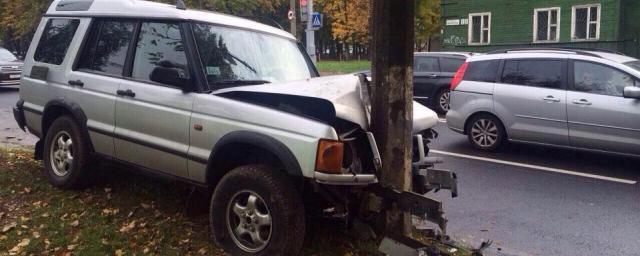В Омске сотрудник автомойки разбил чужой Mitsubishi Pajero