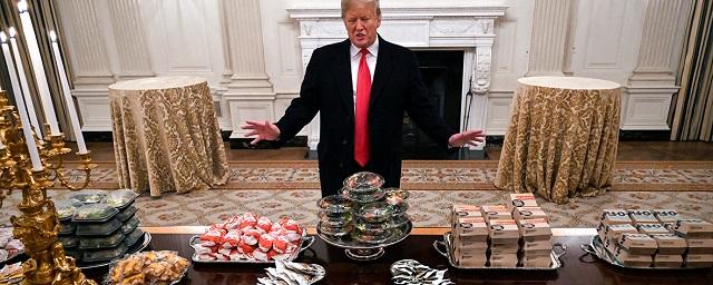 Трамп заказал 300 гамбургеров в Белый дом для футбольной команды