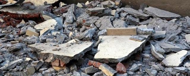 В Новосибирске рухнуло здание заброшенной котельной, есть пострадавший