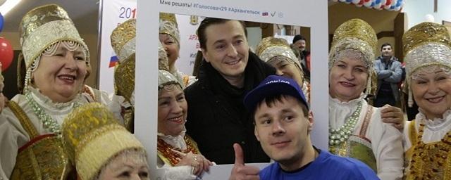 Сергей Безруков проголосовал на президентских выборах в Архангельске