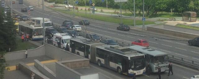 В Москве токоприемник троллейбуса упал на крышу автобуса