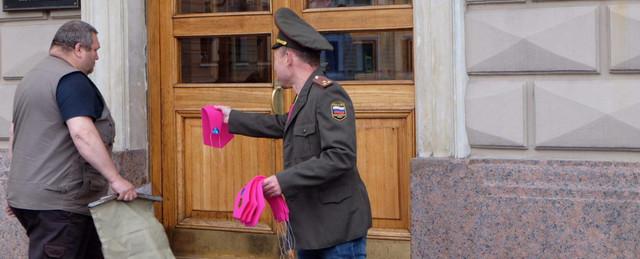 Помощника депутата не пустили в здание ЗакСа из-за розового галстука