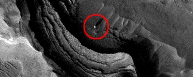 Уфологи зафиксировали гигантскую башню на Марсе