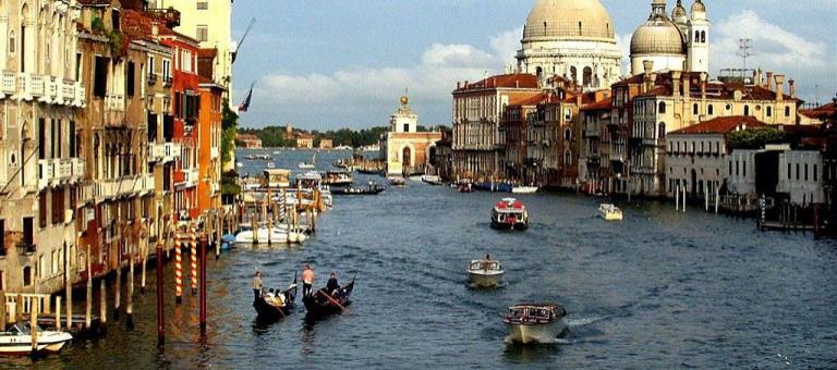 В Венеции увеличили штрафы для туристов за неподобающее поведение