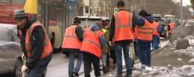 200 рабочих чистят улицы в Мурманске