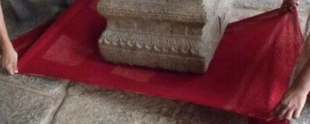 В Индии туристов восхищает висящая колонна храма Лепакшми