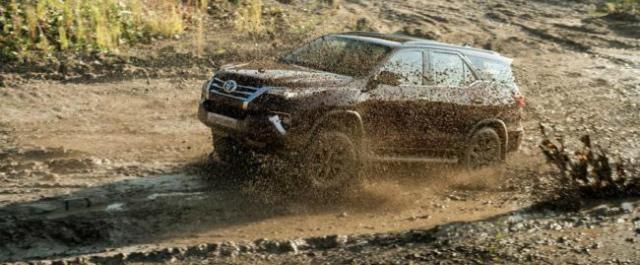 Стали известны предварительные цены на новый Toyota Fortuner в РФ