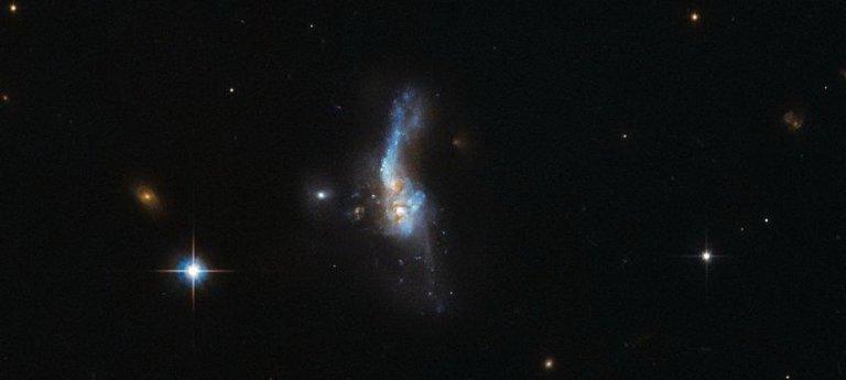 NASA опубликовало цветной снимок столкновения галактик