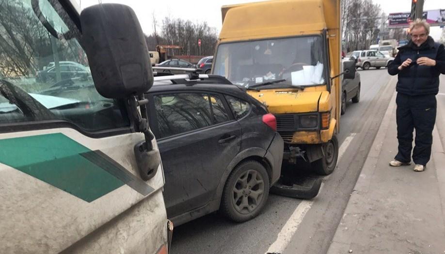 На Выборгском шоссе из-за массовой аварии образовалась пробка
