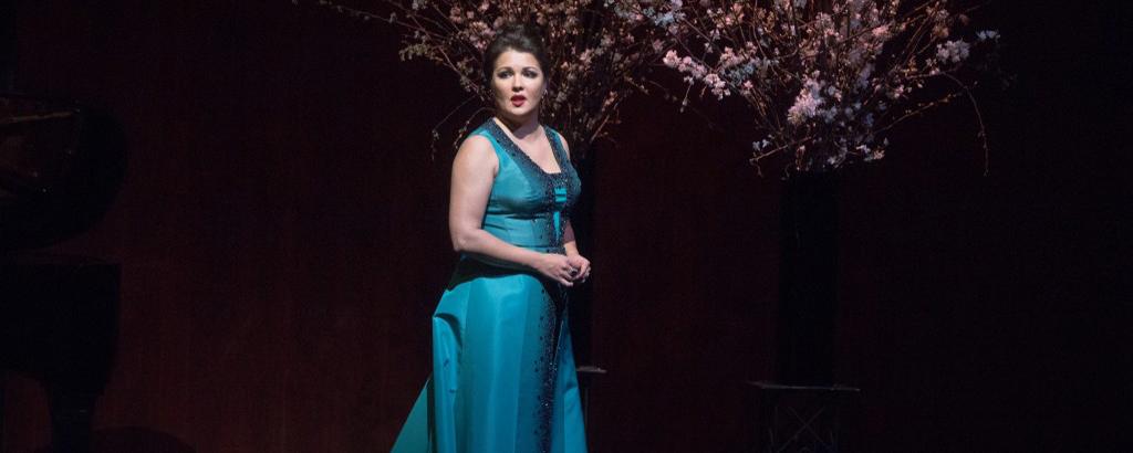 Оперная дива Анна Нетребко извинилась за огромные цены на ее концерты