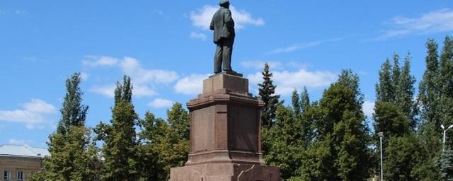 В Самаре пытавшийся залезть на памятник Ленину турист лишился пальцев