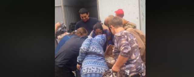 Жителей Новосибирска заметили за сбором еды у мусорных баков «Ленты»