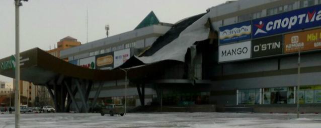 В Челябинской области сильный ветер снес крышу ТЦ