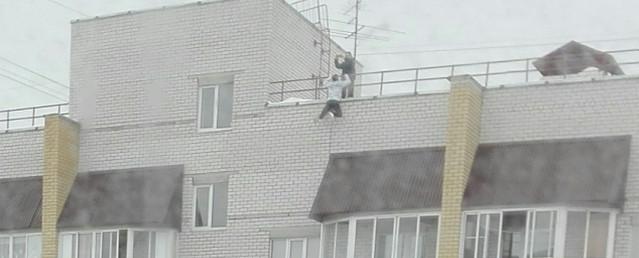 В Омске подростки повисли на краю крыши дома ради эффектных фото