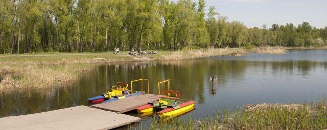 В Омске от ила и камышей очистили озеро в парке 30-летия ВЛКСМ