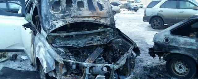 В Омске на проспекте Менделеева ночью сгорело сразу два авто