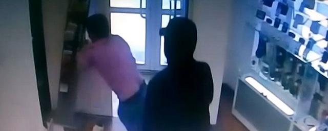 В Москве сотрудники «Связного» задержали грабителя с пистолетом