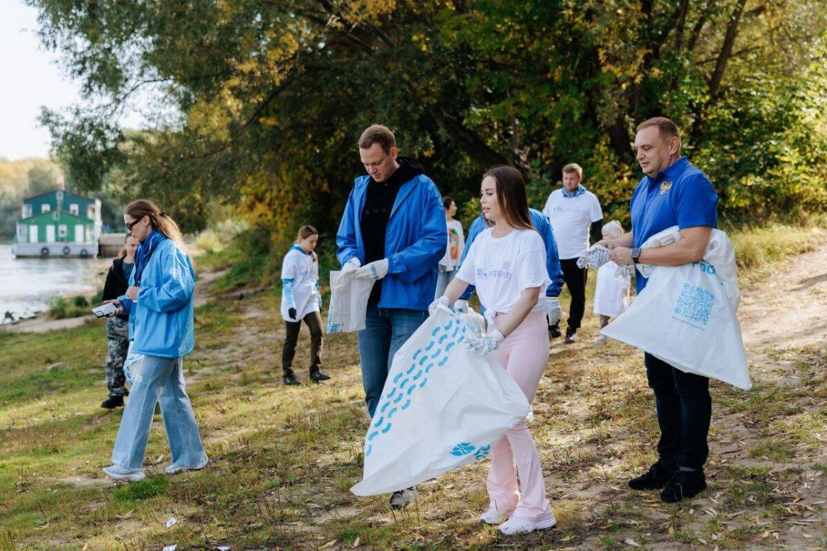 Свыше 170 куб. отходов собрали рязанские волонтеры на берегу Оки в рамках акции «Вода России»