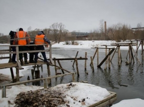 В Шуе демонтируют деревянный пешеходный мост на реке Теза