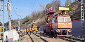 Завершаются восстановительные работы после схода грунта на железнодорожные пути в Сочи