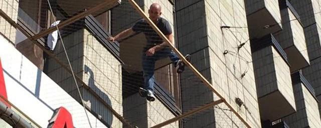 В Киеве мужчина угрожает выпрыгнуть из окна и требует дипломатов РФ